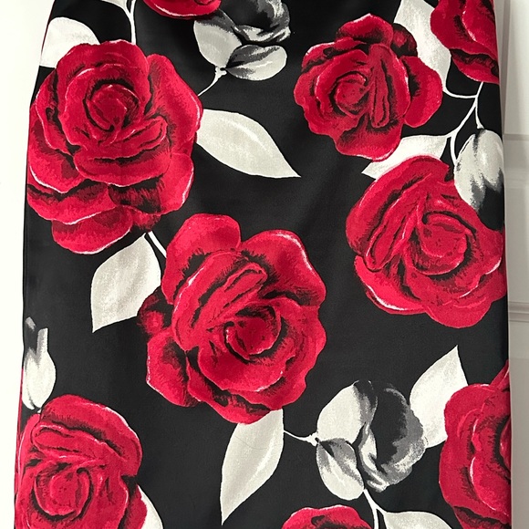 White House Black Market Red Floral Pencil Skirt - Picture 4 of 5